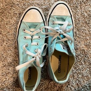 Women size 6 or child size 4 . Baby blue converse